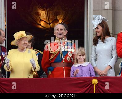 (De gauche à droite) la reine Elizabeth, le prince Philip Duke de Cambridge, Timothy Laurence, Lady Louise Windsor et Catherine Duchesse de Cambridge regardant un survol de la Royal Air Force avec leur famille depuis le balcon de Buckingham Palace après le Trooping The Color au Horse Guards Parade Londres Banque D'Images