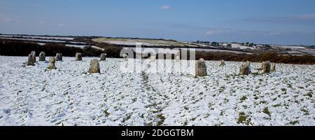 Un léger dépoussiérage de neige sur le cercle de pierre néolithique Merry Maidens près de St Buryan, à l'ouest de Cornwall, Angleterre, Royaume-Uni. Banque D'Images