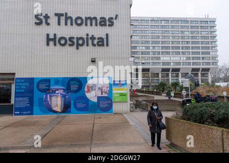 Londres, Royaume-Uni. 8 décembre 2020. Photo prise le 8 décembre 2020 montre une vue de l'hôpital St Thomas, l'un des hôpitaux pour donner la vaccination COVID-19, à Londres, en Grande-Bretagne. La Grande-Bretagne a commencé mardi son programme de vaccination à grande échelle contre le COVID-19, environ une semaine après qu'elle soit devenue le premier pays occidental à recevoir un vaccin contre le COVID-19. Credit: Ray Tang/Xinhua/Alay Live News Banque D'Images