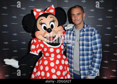 Richard Nicoll et Minnie Mouse à l'occasion du lancement de la collection Inspired by Minnie Mouse, où les designers ont créé un certain nombre de « Minnie must Haves » pour former la collection pour Disney. Les dessins doivent être vendus à des fins caritatives par vente aux enchères. Partie de la semaine de la mode de Londres SS13, Londres. Banque D'Images