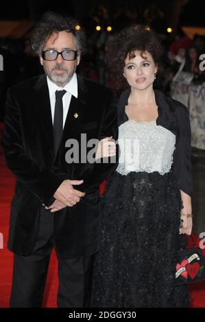 Tim Burton et Helena Bonham carter en arrivant au Gala screening de Frankenweenie, ouvrant le 56e BFI London film Festival, Odeon Cinema, Leicester Square, Londres. Banque D'Images