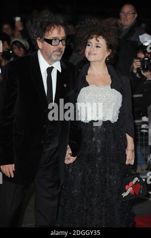 Tim Burton et Helena Bonham carter en arrivant au Gala screening de Frankenweenie, ouvrant le 56e BFI London film Festival, Odeon Cinema, Leicester Square, Londres. Banque D'Images