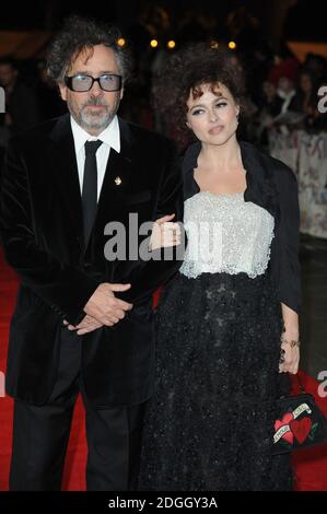 Tim Burton et Helena Bonham carter en arrivant au Gala screening de Frankenweenie, ouvrant le 56e BFI London film Festival, Odeon Cinema, Leicester Square, Londres. Banque D'Images