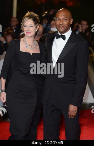 Colin Salmon et sa femme Fiona Hawthorne arrivent à la première mondiale de Skyfall au Royal Albert Hall, Kensington Gore, Londres. Banque D'Images