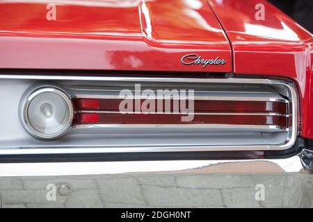 Anvers, Belgique, juin 2013, détail d'un Chrysler 300 rouge vintage des années 60 Banque D'Images
