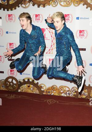 Jedward aka John et Edward Grimes arrivant pour les MTV Europe Music Awards 2012 à la Festhalle Frankfurt, Allemagne. Banque D'Images