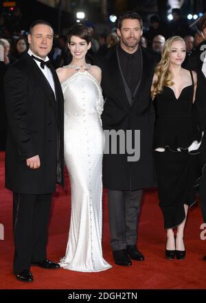 Russell Crowe, Anne Hathaway, Hugh Jackman et Amanda Seyfried arrivant à la première mondiale des Miserables, Leicester Square, Londres. Banque D'Images