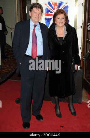 Cilla Black et John Madejski arrivent à la première mondiale de Viva Forever!, Piccadilly Theatre, Londres. Banque D'Images