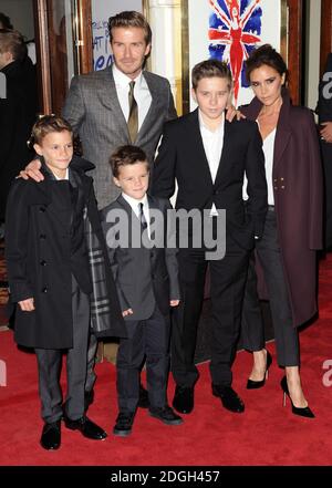 Roméo Beckham, David Beckham, Cruz Beckham, Brooklyn Beckham et Victoria Beckham arrivée à la première mondiale de Viva Forever!, Piccadilly Theatre, Londres. Banque D'Images