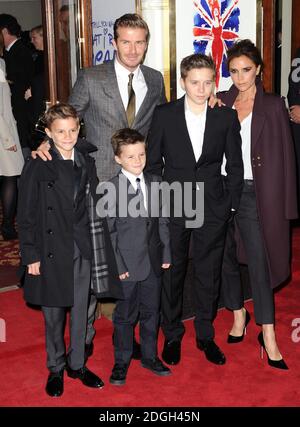 Roméo Beckham, David Beckham, Cruz Beckham, Brooklyn Beckham et Victoria Beckham arrivée à la première mondiale de Viva Forever!, Piccadilly Theatre, Londres. Banque D'Images