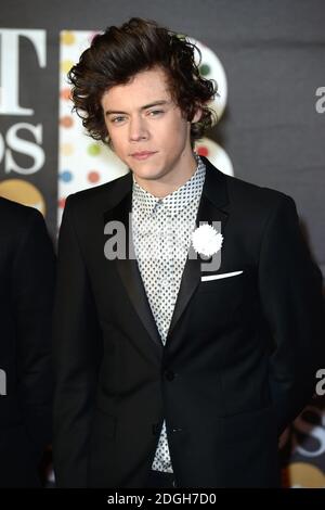 Harry Styles of One Direction arrive aux Brit Awards 2013, à l'O2 Arena de Londres. Banque D'Images