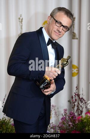 Christoph Waltz avec l'Oscar du meilleur acteur de soutien pour sa performance à Django Unchained aux 85e Academy Awards au Dolby Theatre, Los Angeles. Banque D'Images