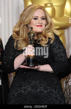 Adele avec l'Oscar de la réalisation en musique (chanson originale) pour Skyfall aux 85e Academy Awards au Dolby Theatre, Los Angeles. Banque D'Images
