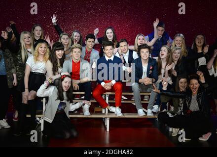 Les fans fêtent le moment où des modèles de cire de Naill Horan, Zayn Malik, Louis Tomlinson, Liam Payne et Harry Styles de The Band One Direction sont dévoilés à Madame Tussauds à Londres. Banque D'Images