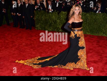 Beyonce Knowles arrivant au Gala des avantages du Costume Institute au Metropolitan Museum of Art de New York, célébrant l'ouverture de PUNK chaos à Couture. Banque D'Images