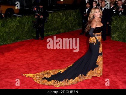 Beyonce Knowles arrivant au Gala des avantages du Costume Institute au Metropolitan Museum of Art de New York, célébrant l'ouverture de PUNK chaos à Couture. Banque D'Images