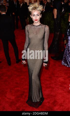 Miley Cyrus arrivant au Gala des avantages du Costume Institute au Metropolitan Museum of Art de New York, célébrant l'ouverture de PUNK chaos à la Couture. Banque D'Images