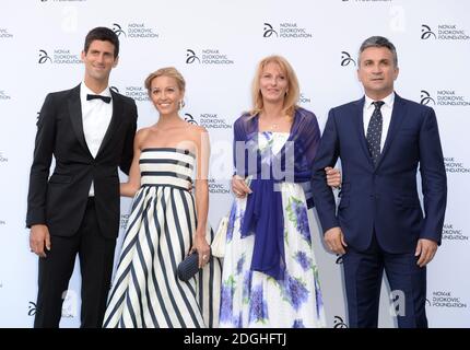 Novak Djokovic, petite amie Jelena Ristic, mère et Père arrivant au dîner de collecte de fonds de la Fondation Novak Djokovic au Camden Roundhouse, Londres Banque D'Images