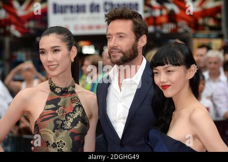 Tao Okamoto, Hugh Jackman et Rila Fukushima (à droite) arrivant à la première britannique de la Wolverine, Empire Cinema, Leicester Square, Londres. Banque D'Images