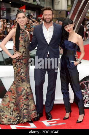 Tao Okamoto, Hugh Jackman et Rila Fukushima (à droite) arrivant à la première britannique de la Wolverine, Empire Cinema, Leicester Square, Londres. Banque D'Images