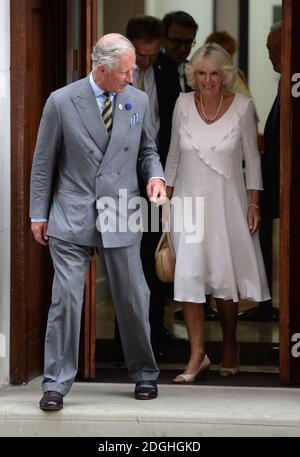 Prince Charles, duc de Cornouailles et Camilla Parker Bowles, duchesse de Cornouailles en visite au Prince William et à Kate Middleton, duc et duchesse de Cambridge à l'aile Lindo de l'hôpital St Mary's avec leur nouveau bébé né, Paddington, Londres. Banque D'Images