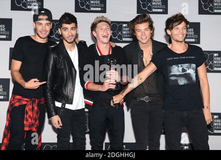 Groupe musical un direction membres du groupe Niall Horan, Zayn Malik, Louis Tomlinson Liam Payne, Harry Styles coulisses de la salle des prix aux prix MTV Video Music Awards 2013 au Barclays Center, Brooklyn, NY, le 25 août 2013. Banque D'Images