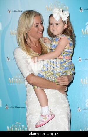 Denise Van Outen et sa fille Betsy arrivent au lancement Blue Ray de la petite Sirène, édition Diamond, au Royal Albert Hall, Londres. Banque D'Images