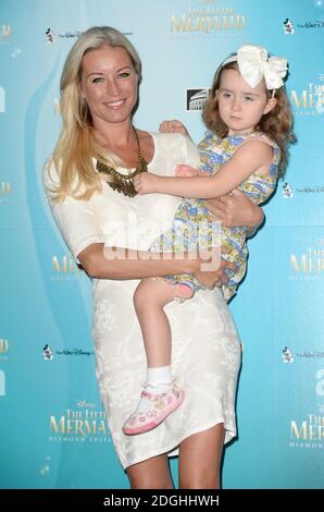 Denise Van Outen et sa fille Betsy arrivent au lancement Blue Ray de la petite Sirène, édition Diamond, au Royal Albert Hall, Londres. Banque D'Images