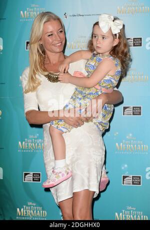 Denise Van Outen et sa fille Betsy arrivent au lancement Blue Ray de la petite Sirène, édition Diamond, au Royal Albert Hall, Londres. Banque D'Images