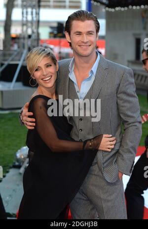 Chris Hemsworth et Elsa Pataky arrivent à la première mondiale de Rush, Odeon Cinema, Leicester Square, Londres. Banque D'Images