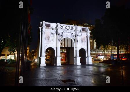 Vue générale de la projection de parfum Rihanna 'Rogue' à Marble Arch, Londres. Banque D'Images