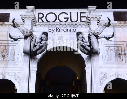 Vue générale de la projection de parfum Rihanna 'Rogue' à Marble Arch, Londres. Banque D'Images