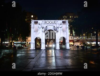 Vue générale de la projection de parfum Rihanna 'Rogue' à Marble Arch, Londres. Banque D'Images