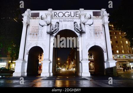 Vue générale de la projection de parfum Rihanna 'Rogue' à Marble Arch, Londres. Banque D'Images