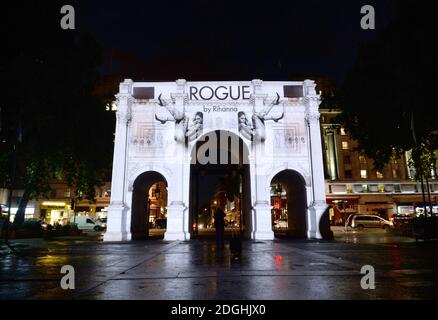 Vue générale de la projection de parfum Rihanna 'Rogue' à Marble Arch, Londres. Banque D'Images