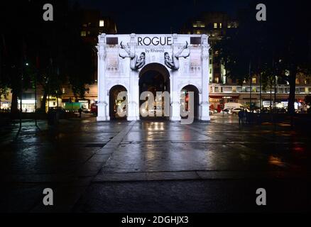 Vue générale de la projection de parfum Rihanna 'Rogue' à Marble Arch, Londres. Banque D'Images