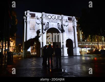 Vue générale de la projection de parfum Rihanna 'Rogue' à Marble Arch, Londres. Banque D'Images