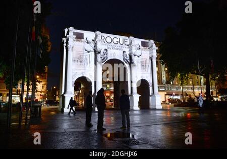 Vue générale de la projection de parfum Rihanna 'Rogue' à Marble Arch, Londres. Banque D'Images