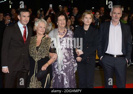 Steve Coogan, Dame Judi Dench, Philomena Lee, Sophie Kennedy Clark et Martin Sixsmith arrivent à la première Philomena, dans le cadre du 57e BFI London film Festival, Odeon Cinema, Londres. Banque D'Images
