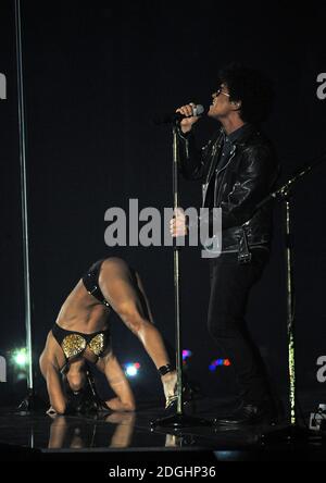 Bruno Mars se produit sur scène lors des MTV Europe Music Awards 2013 au Ziggo Dome Amsterdam, pays-Bas. Banque D'Images