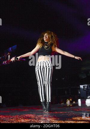 Ella Eyre en scène pendant le Jingle Bell ball de Capital FM 2013 à l'O2 Arena, Londres. Banque D'Images