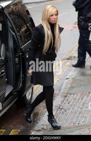 Tulisa Contostavlos arrivant au tribunal de la Couronne de Southwark pour faire face à des accusations de drogue, Londres. Banque D'Images