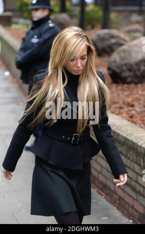 Tulisa Contostavlos arrivant au tribunal de la Couronne de Southwark pour faire face à des accusations de drogue, Londres. Banque D'Images