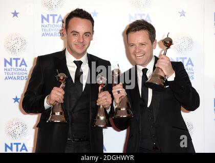 Anthony McPartlin et Declan Donnely sont en coulisses lors des National Television Awards 2014, O2 Arena, Greenwich, Londres. Banque D'Images