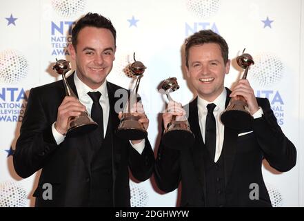 Anthony McPartlin et Declan Donnely sont en coulisses lors des National Television Awards 2014, O2 Arena, Greenwich, Londres. Banque D'Images