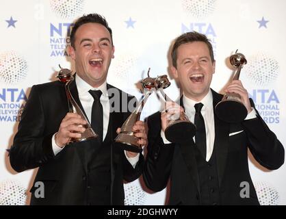 Anthony McPartlin et Declan Donnely sont en coulisses lors des National Television Awards 2014, O2 Arena, Greenwich, Londres. Banque D'Images