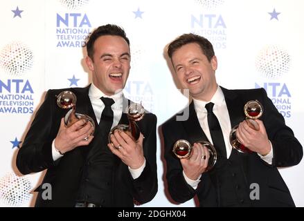 Anthony McPartlin et Declan Donnely sont en coulisses lors des National Television Awards 2014, O2 Arena, Greenwich, Londres. Banque D'Images