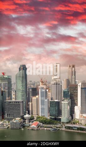 Vue aérienne des gratte-ciels du centre-ville de Singapour au coucher du soleil Banque D'Images