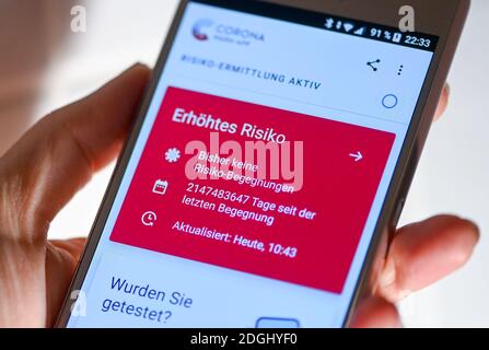 06 décembre 2020, Berlin : sur un smartphone, l'application d'avertissement ouverte Corona avec affichage rouge indique un risque accru malgré l'absence de risque. En outre, un nombre de jours déraisonnable s'affiche depuis la dernière rencontre. Les données ne sont évidemment pas affichées correctement. La Corona-WARN-App travaille avec plusieurs paramètres pour déterminer le risque, dont le plus important est la durée du contact avec une personne qui est ensuite testée corona-positive et la distance à cette personne. Les rencontres de moins de dix minutes sont généralement considérées comme inoffensives, tout comme celles dans lesquelles les deux personnes étaient un Banque D'Images