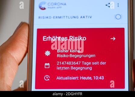 06 décembre 2020, Berlin : sur un smartphone, l'application d'avertissement ouverte Corona avec affichage rouge indique un risque accru malgré l'absence de risque. En outre, un nombre de jours déraisonnable s'affiche depuis la dernière rencontre. Les données ne sont évidemment pas affichées correctement. La Corona-WARN-App travaille avec plusieurs paramètres pour déterminer le risque, dont le plus important est la durée du contact avec une personne qui est ensuite testée corona-positive et la distance à cette personne. Les rencontres de moins de dix minutes sont généralement considérées comme inoffensives, tout comme celles dans lesquelles les deux personnes étaient un Banque D'Images